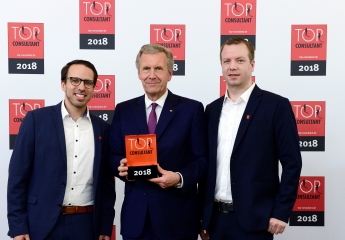 Bundespräsident a.D. Christian Wulff übergibt den Award an die stolzen BUCS IT Geschäftsführer