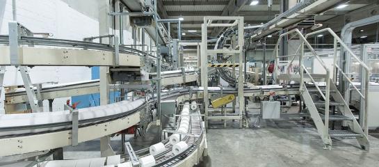 Fliessband in der Klopapier Produktion der Hakle GmbH