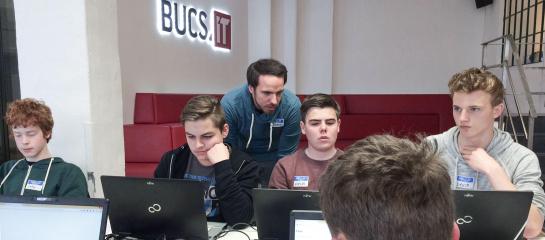 Schüler des zDI lernen programmieren und bekommen Hilfe von Hendrik Purkart unserem Teamleiter Entwicklung bei BUCS IT