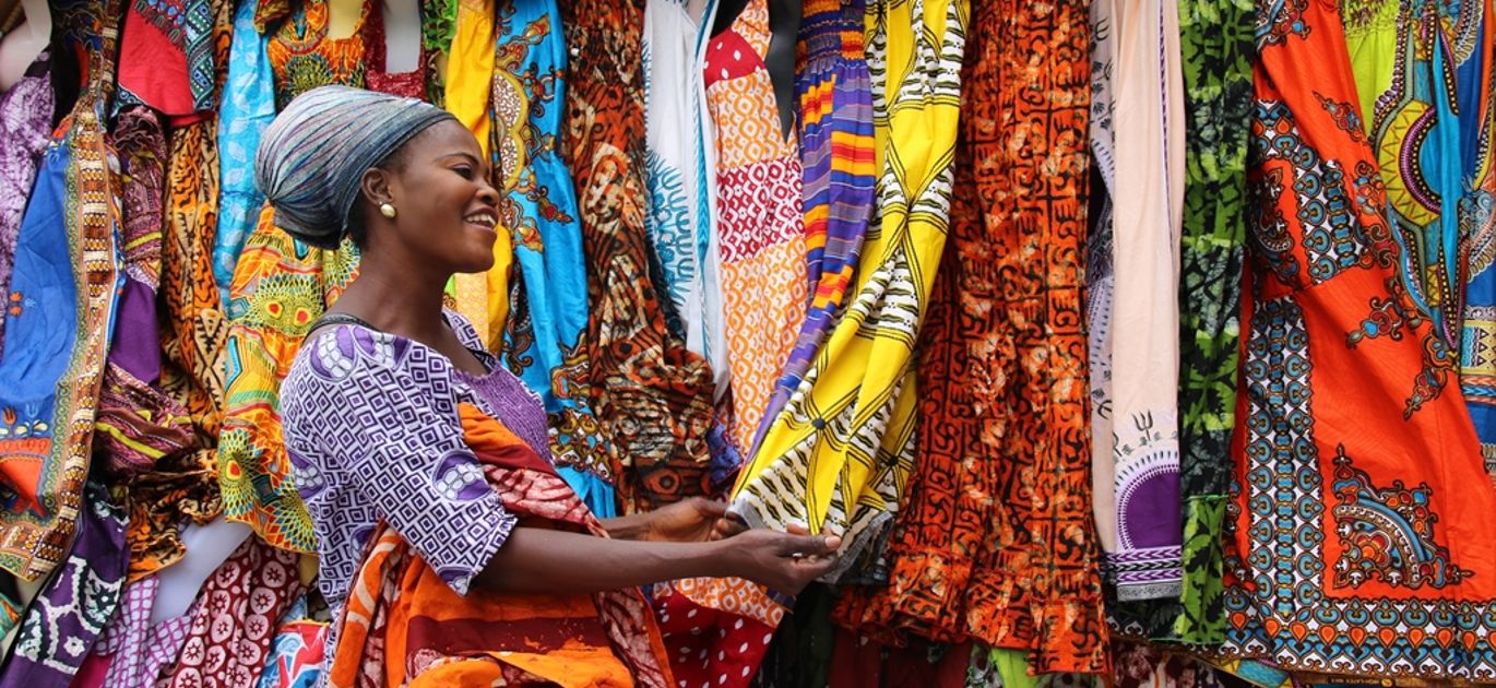 Afrikanische Textilien / Alexander Sarlay / CC BY-SA 4.0