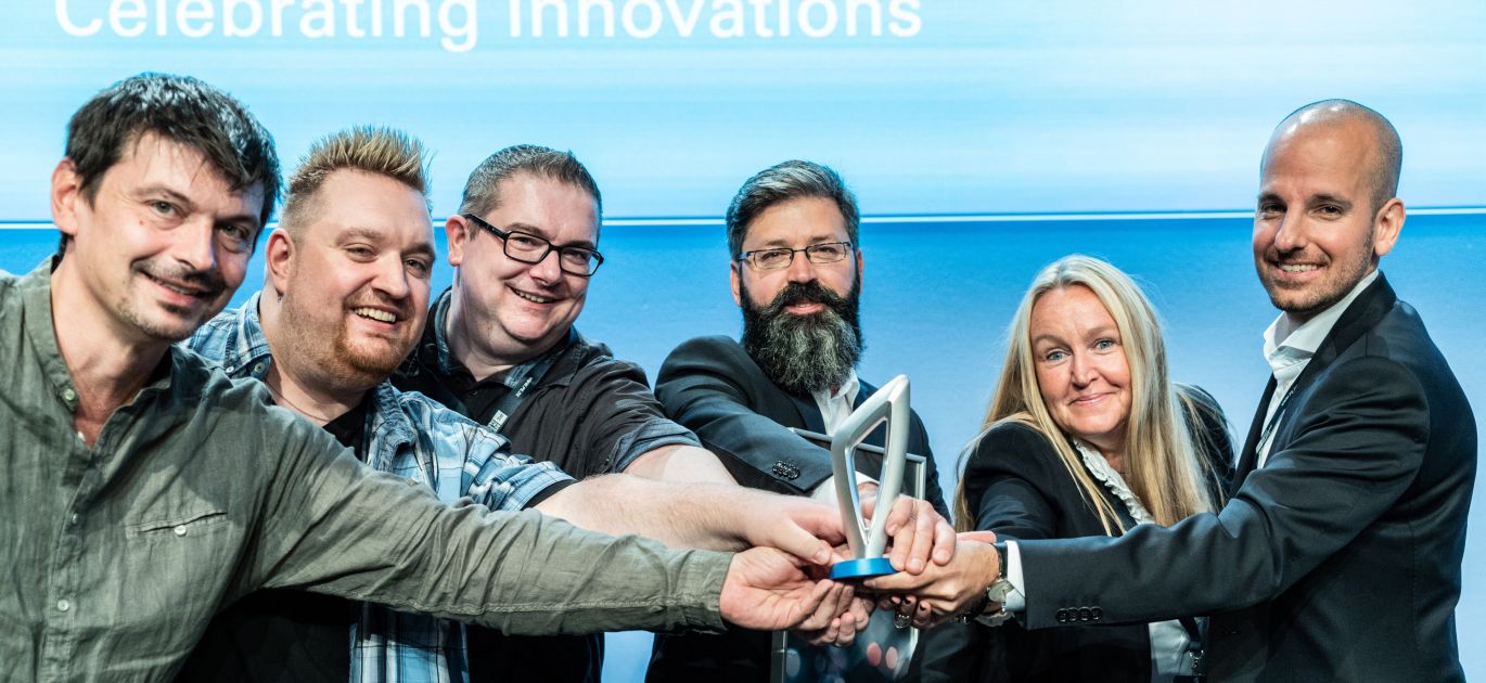 Stolze Gewinner von PE Data und BUCS IT präsentieren den Automechanika Innovation Award 2018.