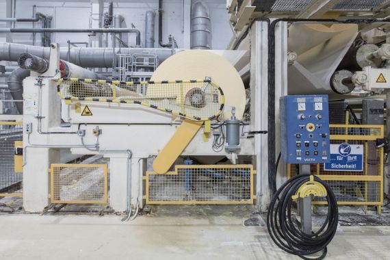 Maschine zur Klopapier Produktion der Hakle GmbH